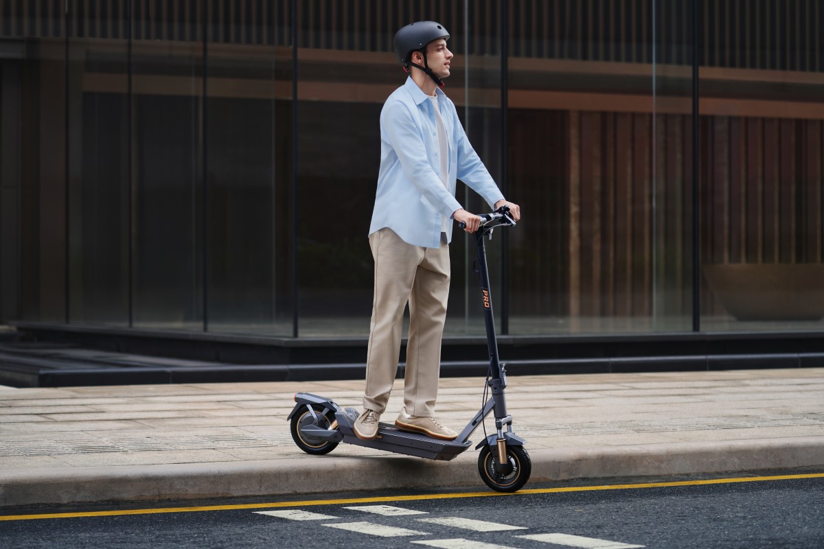 Електросамокат NAVEE GT5 Pro з 10-дюймовими колесами та підвіскою